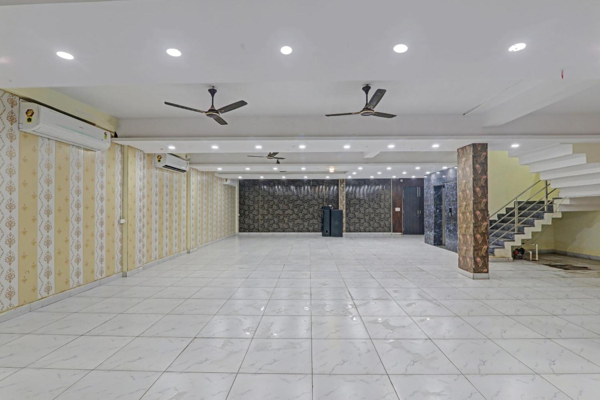 Collection O Srg Hotel Chinhat Exterior photo